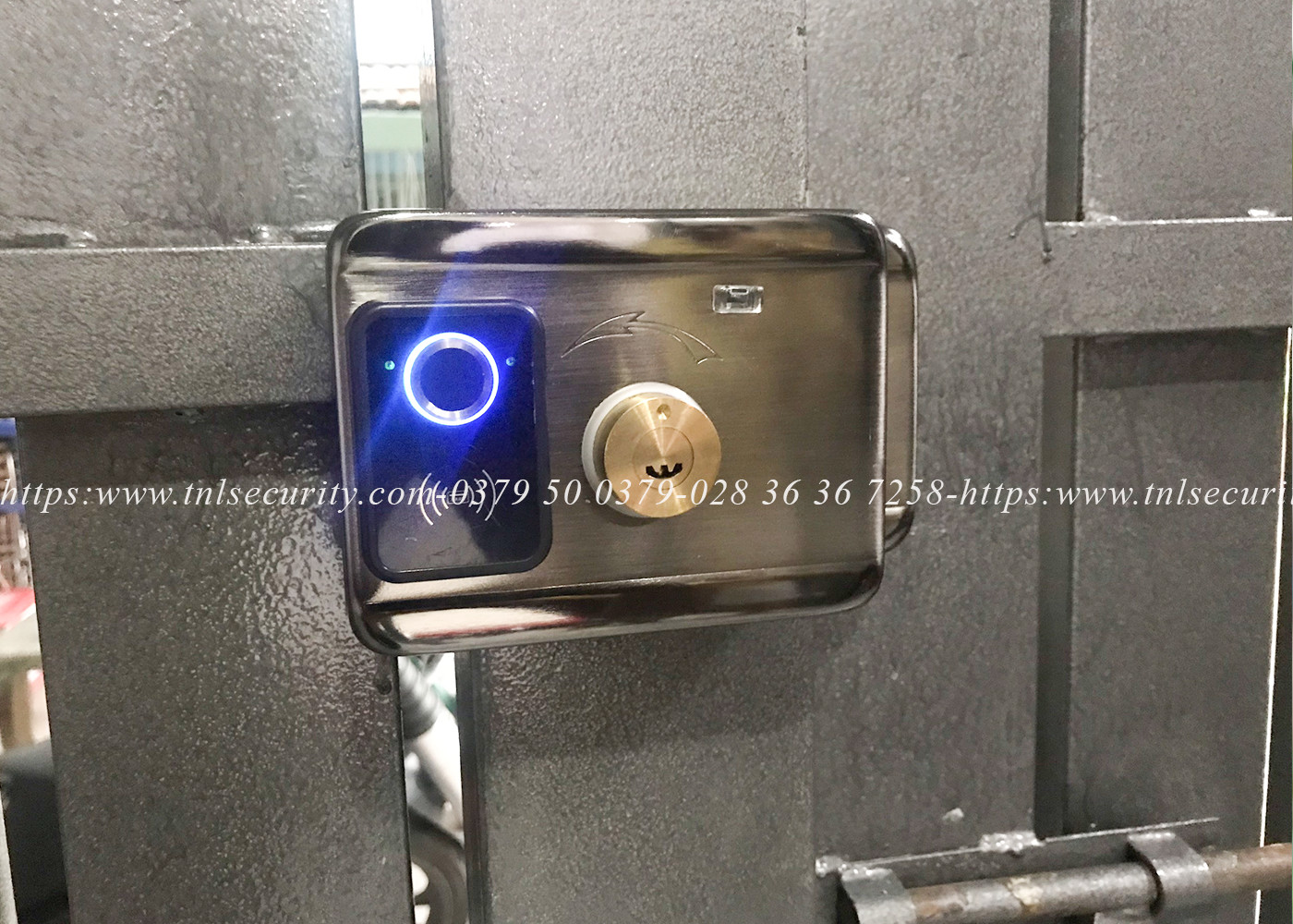 Lap-dat-khoa-pin-van-tay-hai-chieu-cong-sat-tai-Binh-Hung-Hoa-Binh-Tan